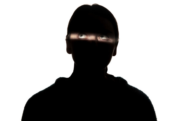 一个女孩在黑暗中的戏剧性的肖像在白色的工作室背景。图片下载