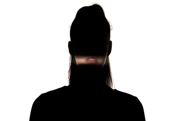 一个女孩在黑暗中的戏剧性的肖像在白色的工作室背景。图片下载