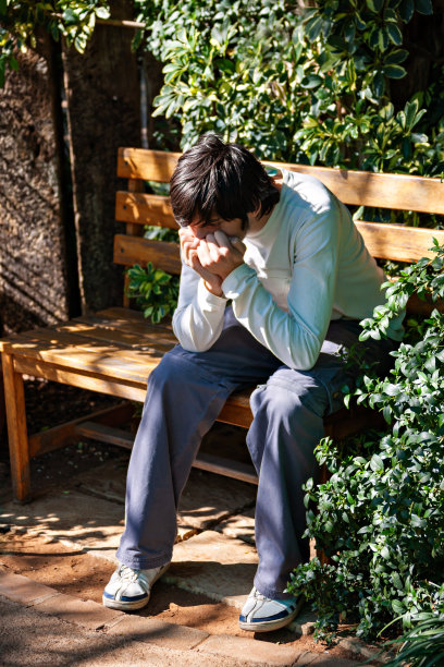 沮丧的白人少年等待图片下载