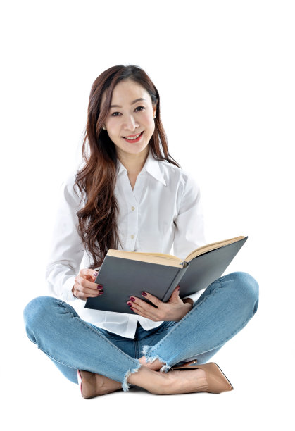 女商人坐在白色的背景上看书图片下载