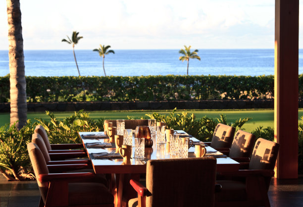 户外餐桌与热带海景图片下载