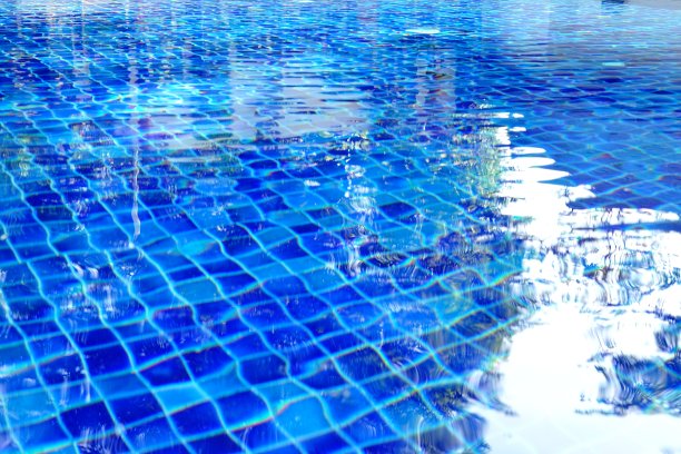 游泳池的梯子图片下载