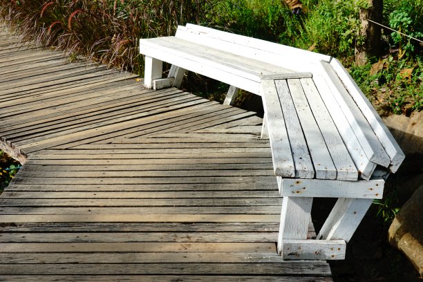 公园里白色长凳上的叶子晾干了图片下载