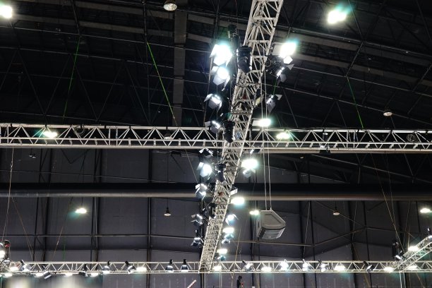 剧院的聚光灯和照明设备图片下载