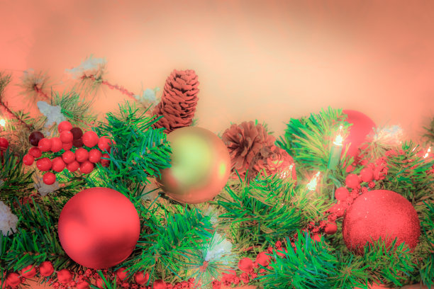 壁炉台上用珠子、浆果和小灯装饰的圣诞花环(P)图片下载