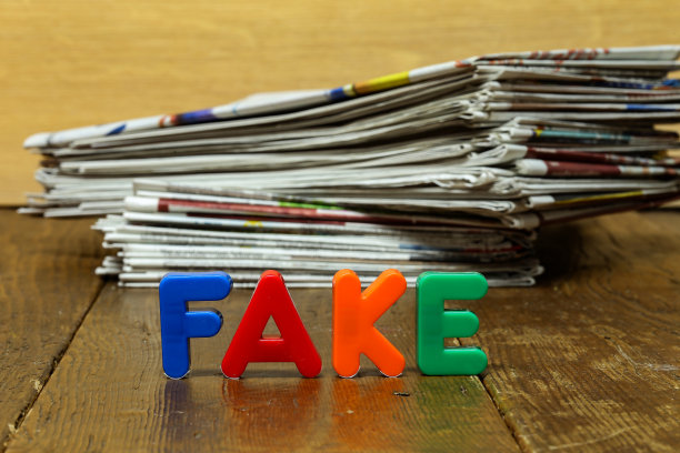 假新闻概念与报纸和信件图片下载