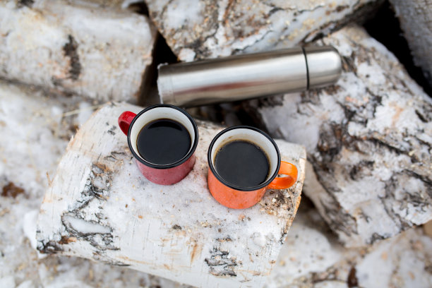 热咖啡在舒适的杯子里。冬天的季节。图片下载