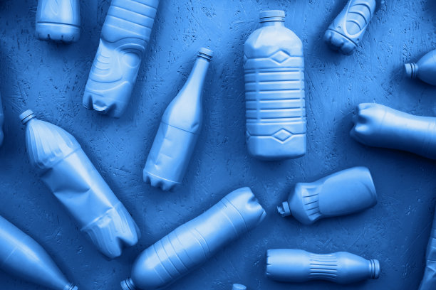 蓝色的塑料瓶。图片下载