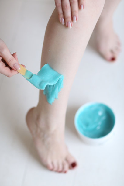 糖糊糖脱毛近距离照片与模特腿和手图片下载