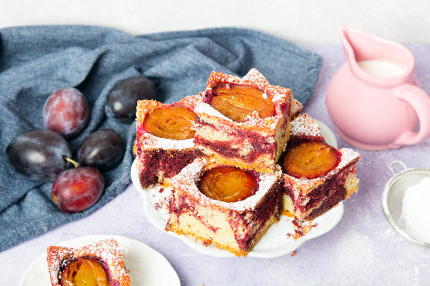 美味的李子蛋糕，配上水果和糖粉图片下载