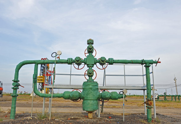 油田的管道和阀门图片下载