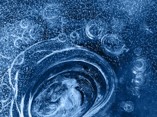 冰冻的蓝色湖泊的纹理。自然流畅的艺术。独特的抽象背景在天蓝色阴影。时尚的微距照片的水纹理在冬天。图片下载