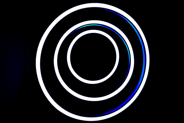 反射混凝土地板上的圆形霓虹灯管图片下载