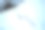 汽车玻璃和清洁刷上覆盖着冰雪。雪落。图片下载