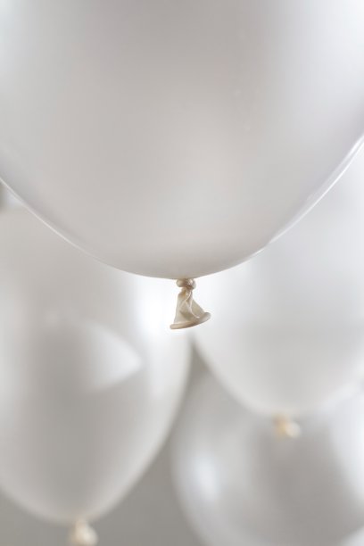 白色的气球飞行图片下载