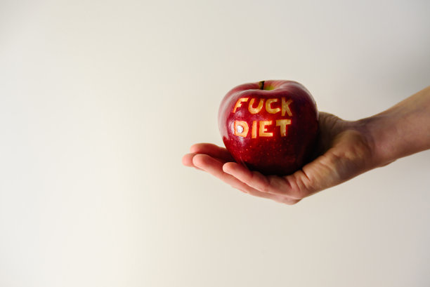 大红苹果在女人的手里图片下载