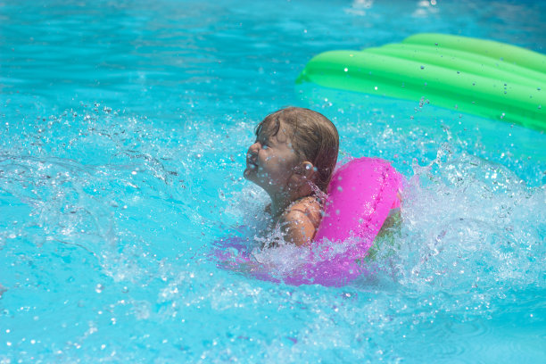 小女孩喜欢在泳池里;夏季背景与拷贝空间图片下载