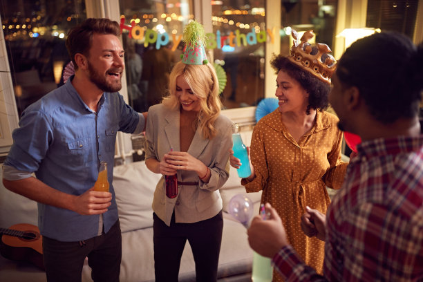 生日聚会。微笑的朋友庆祝生日图片下载