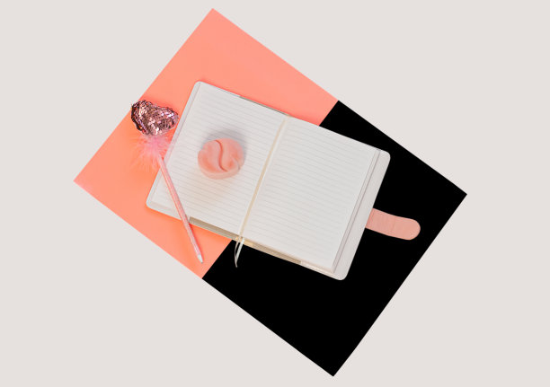 情人节flatlay。空白日记本，白色背景上的粉色心形钢笔羽毛。笔记本模型，可爱的女孩风格。图片下载