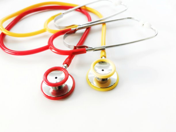 白色背景上的两个听诊器的近景。图片下载