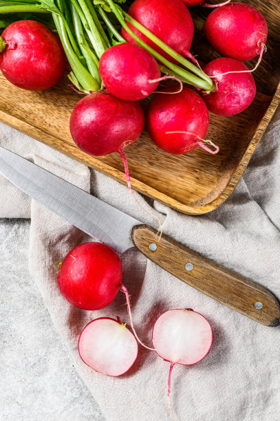 木碗里装着新鲜的红萝卜。农场的有机蔬菜。灰色的背景。俯视图图片下载
