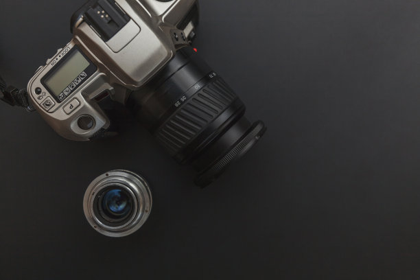 摄影师工作场所的单反相机系统和镜头在深色的黑色桌子背景。爱好旅游摄影概念。平放俯视图拷贝空间图片下载