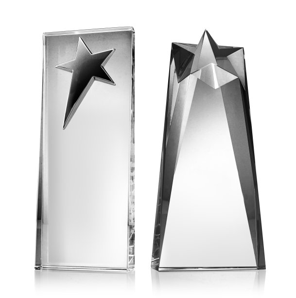 白色背景上星星形状的玻璃奖杯图片下载