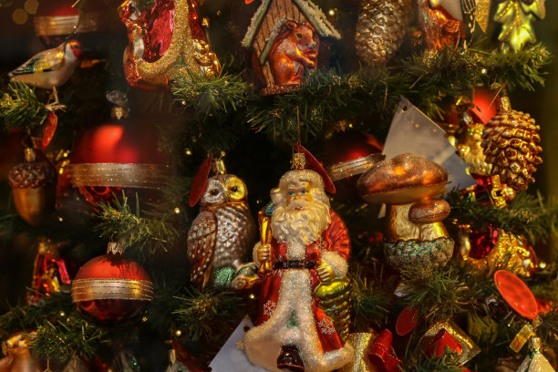 圣诞树上装饰着各种各样鲜艳的玩具图片下载