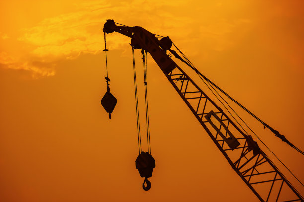 建筑施工现场剪影起重机。图片下载