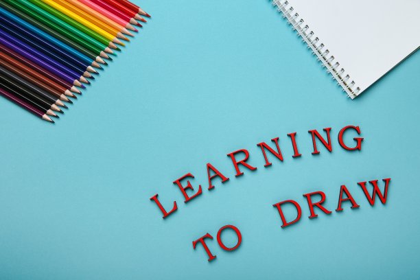 彩色铅笔和草稿本上的蓝色背景与复制空间图片下载