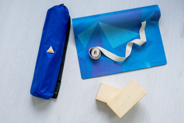 平躺瑜伽道具。图片下载