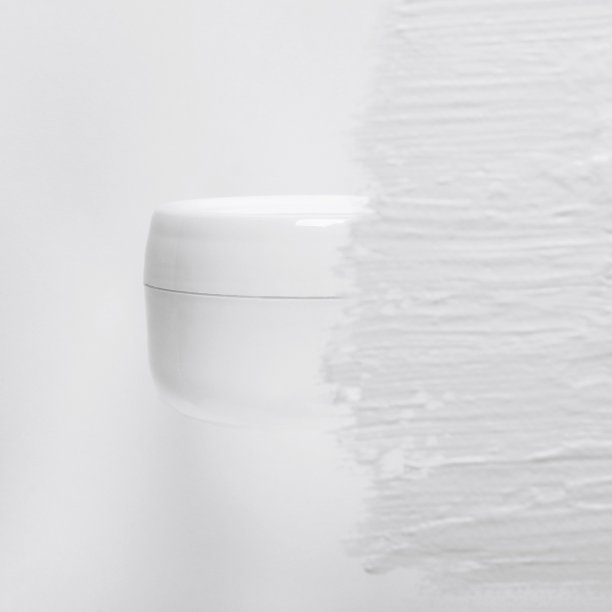 化妆品霜罐模型模糊的纹理背景。豪华化妆品容器隔离在奶油涂抹背景。散焦白色油漆笔触。面部护肤，面膜特写图片下载