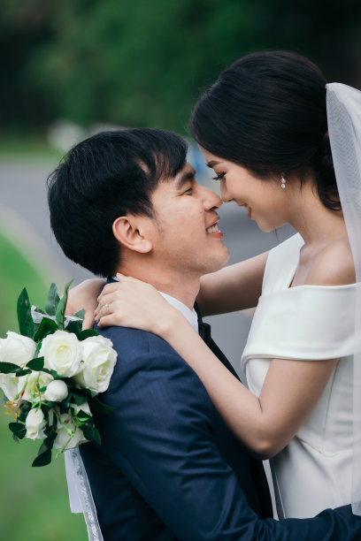 新婚夫妇在婚礼上幸福地拥抱和亲吻。图片下载