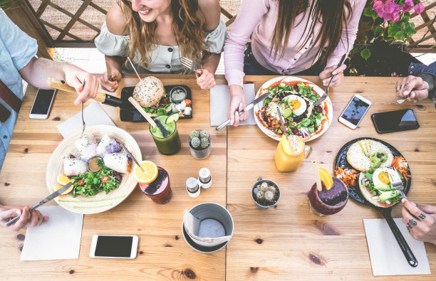 年轻人在复古酒吧吃早午餐，喝冰沙碗-快乐的人们在时尚的餐厅享用健康的午餐，聊天-食物趋势和爱的概念-专注于餐桌菜肴图片下载