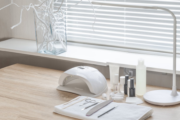 美甲师的工作场所，配有修指甲工具，UV-LED灯和指甲油图片下载