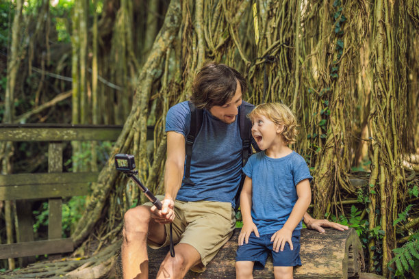 年轻女性游客探索，巴厘岛，印度尼西亚图片下载
