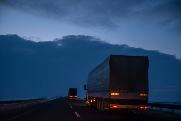 冬日清晨的积雪公路图片下载