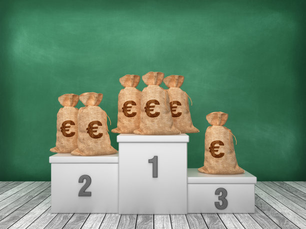 讲台与欧元钱袋在黑板背景- 3D渲染图片下载