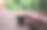 热咖啡杯放在木桌上，以花园为自然背景，清晨雨天的种植园背景——意象图片下载