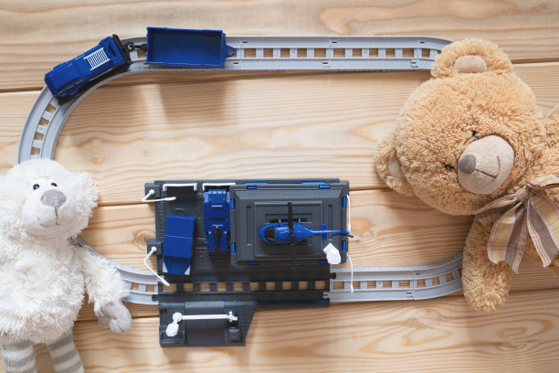 孩子们在房间的地板上玩具泰迪熊。topv视图。平躺图片下载