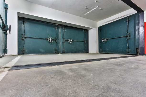 新的地下车库停车位，防火门图片下载