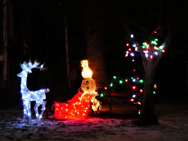 传统的旧式圣诞灯展示驯鹿，雪人和树灯图片下载