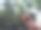 新生儿特写手。雨点落在玻璃窗上，以家在雨季抽象的背景，水滴落在玻璃上图片下载