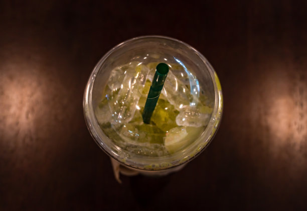 冰牛奶咖啡上空木静物风格图片下载