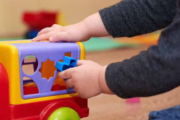 孩子把这些数字放在一辆分类车里，是孩子们的教育玩具。图片下载