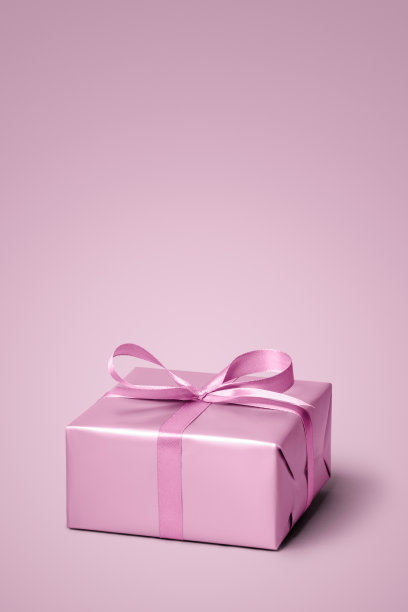 带有剪切路径的Pimk礼盒。图片下载