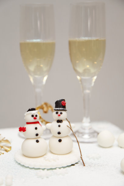 雪人夫妇和香槟作为圣诞装饰图片下载