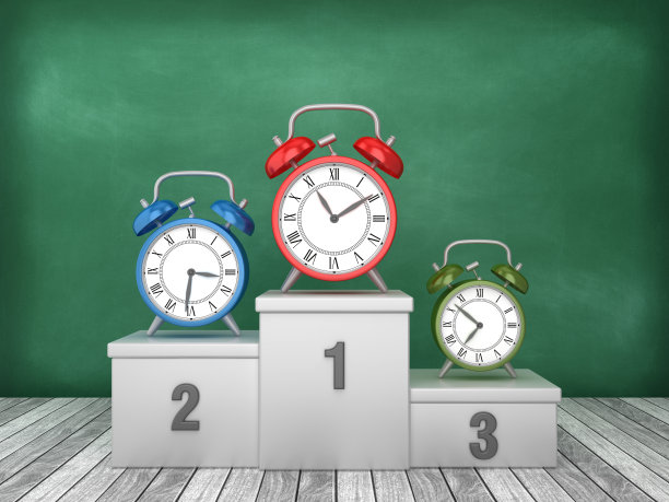 讲台与闹钟在黑板背景- 3D渲染图片下载