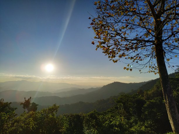 群山之间的日落图片下载