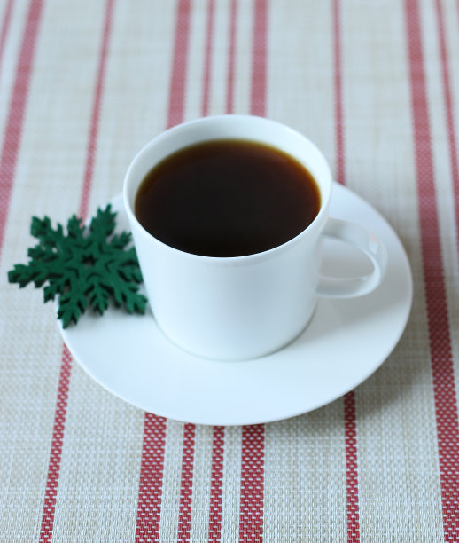 桌上有一杯过滤咖啡图片下载